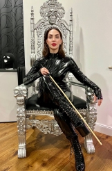 Bald zu Gast im Novem Viginti: Mistress Dona